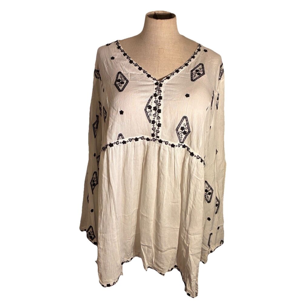 Roaman’s White And Black Diamond And Floral Top. Long Sleeve Size 26W